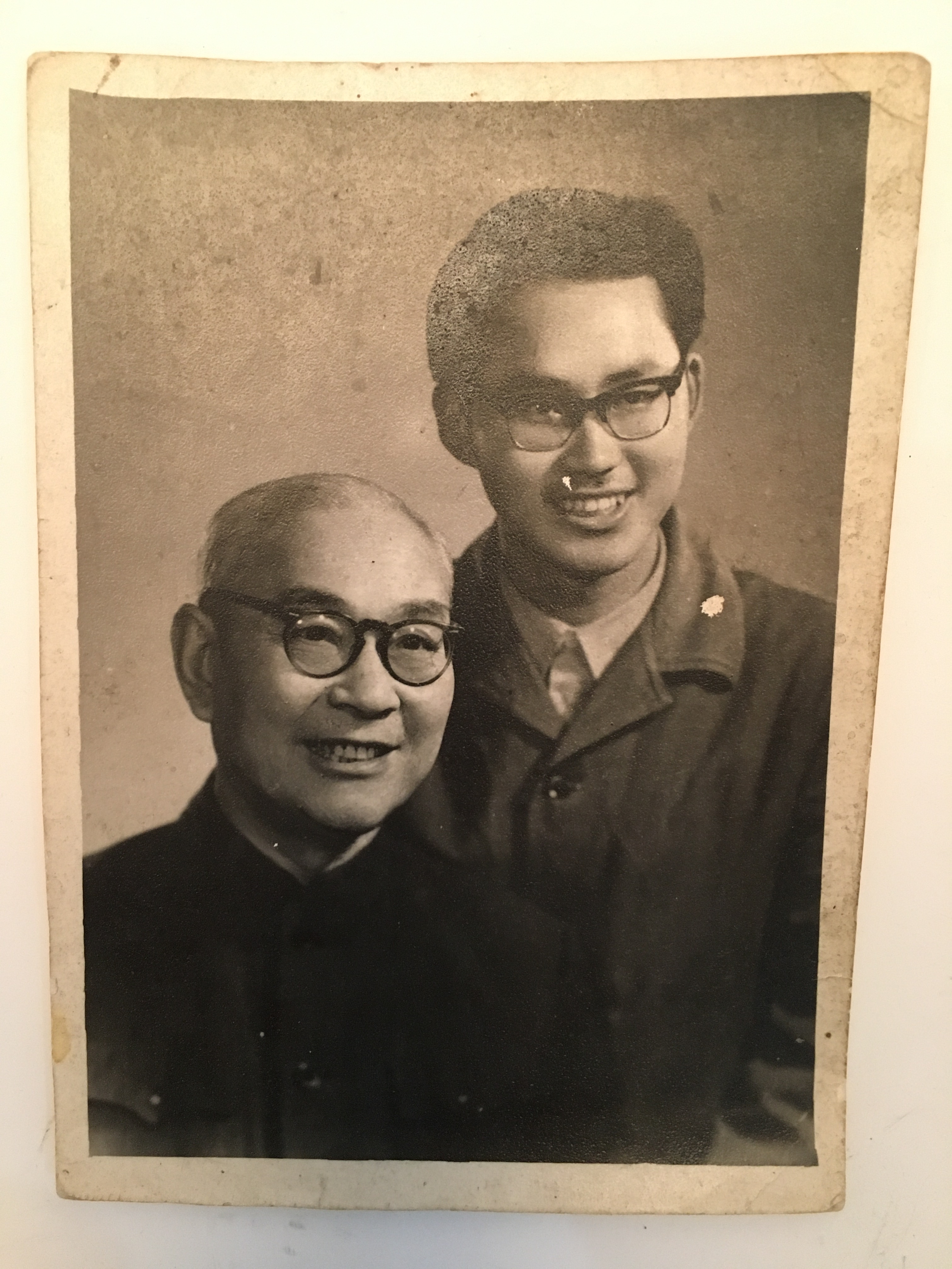 1970年黄家驷与学生金公良合影照片